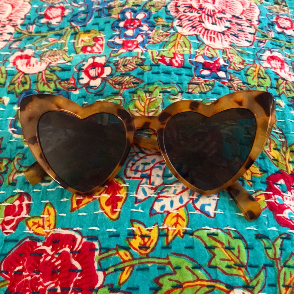 Super cute heart shaped faux tortoiseshell sunglasses !